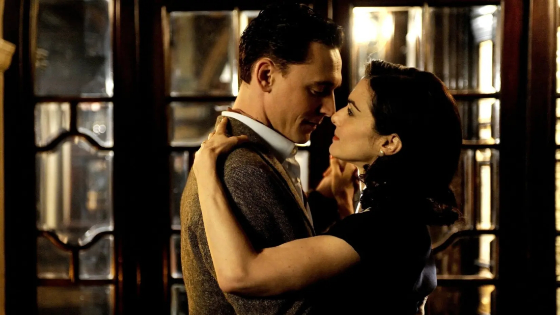 Aşkın Karanlık Yüzü (The Deep Blue Sea) izlemek için tıklayınız.