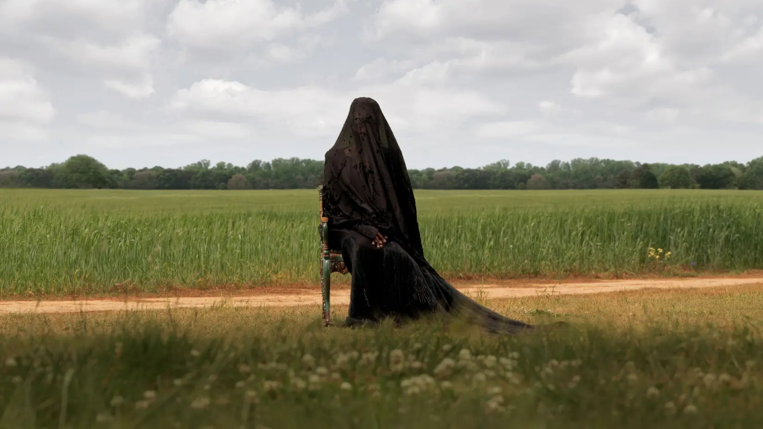 Bahçedeki Kadın (The Woman in the Yard) izlemek için tıklayınız.